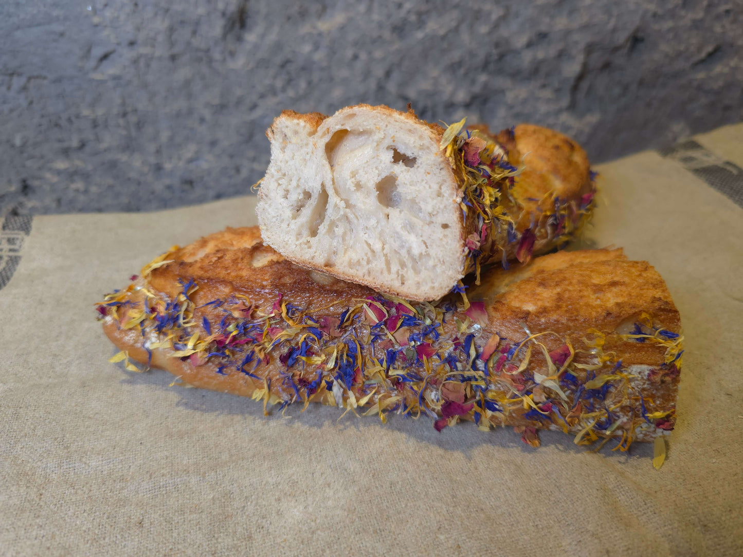 Dinkelbaguette mit getrockneten Blüten