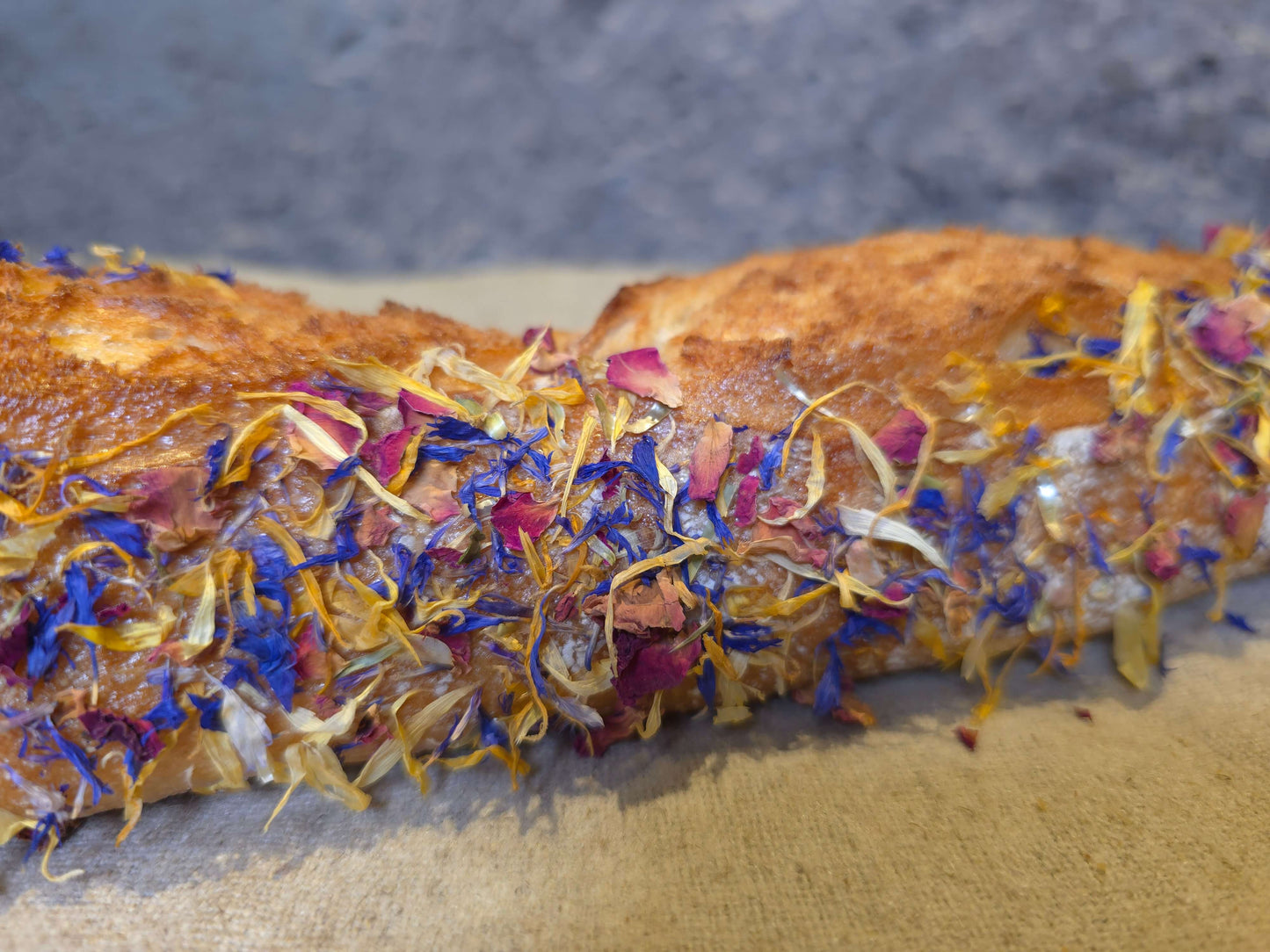 Getrocknete Blütenmischung zum Brotbacken