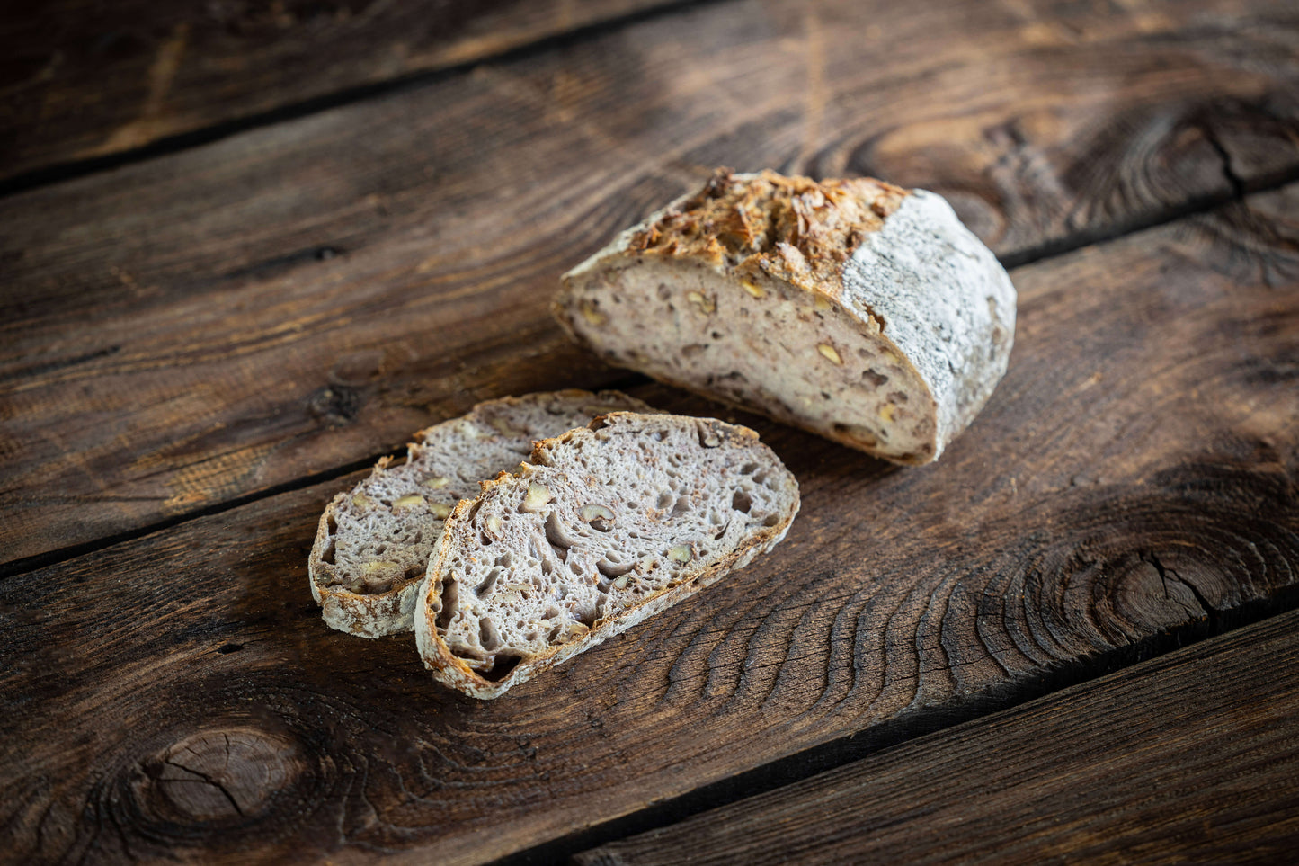 Saftiges Nussbrot mit Dinkelmehl und Walnüssen
