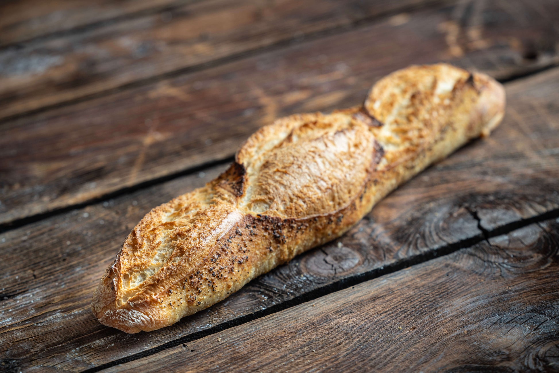 Pfefferbaguette mit Salz-Pfefferkruste